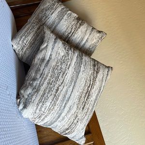 2 Accent pillows